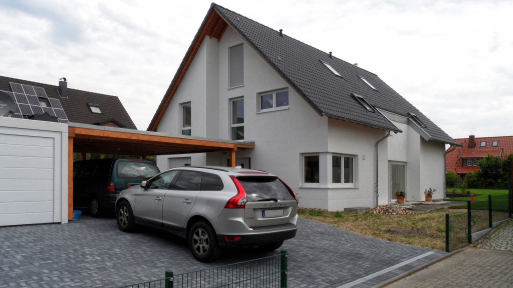 Neubau eines Einfamilienhauses mit Einzelgarage und Carport